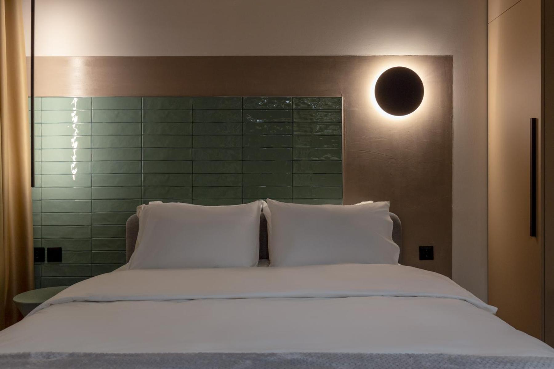 Clock Central Stay Xanthi Rum bild