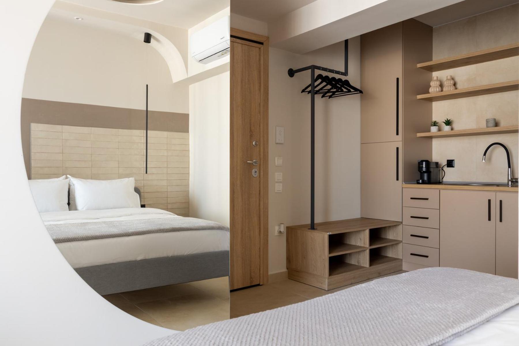 Clock Central Stay Xanthi Rum bild